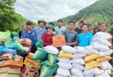 Dân Lào bị lũ cô lập, bơi qua sông cầu cứu được người Nghệ An sẻ chia hàng cứu trợ