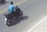 Xôn xao vụ cụ bà nghèo rơi 5 triệu, thanh niên đi SH nhặt rồi phóng đi