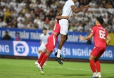 Trung vệ 'săn Tây' nổi tiếng V.League choáng vì chiều cao 2 mét của Kyle Hudlin