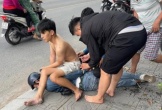 Nhân viên tiệm vàng đạp ngã tên cướp, cùng người dân khống chế