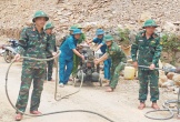 Công binh Quân khu 4 phối hợp Công binh Bộ Chỉ huy Quân sự tỉnh xử lý khối đá chắn ngang đường