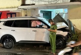 Xe con mất lái, tông vào nhà dân