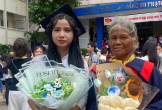 Nữ sinh sư phạm bỗng nổi tiếng vì clip mặc áo tốt nghiệp cho mẹ