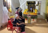 Cha đổ bệnh 'bỏ đi' theo 'thế giới của mẹ', 2 chị em mồ côi cần bàn tay che chở