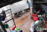 Người giao đá bị 2 đối tượng lạ đánh, chửi bới: 