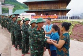 Người dân vùng lũ Nghệ An tạm biệt bộ đội sau 3 tuần 'kề vai sát cánh'