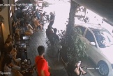 Camera ghi lại cảnh tài xế Mercedes xông vào nhà đánh người sau khi bị nhắc chuyện đỗ xe