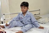 Bé trai 6 tuổi thủng ruột do nuốt 4 cục nam châm