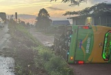 Xe khách lật trên đường Hồ Chí Minh, nhiều hành khách bị thương