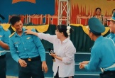 Câu chuyện phía sau clip cô gái kéo áo, hôn má chiến sĩ diễu binh A80