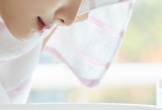 Rửa mặt bằng khăn có hại da không?