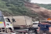 Clip vụ sạt lở đá nghiêm trọng ở Sơn La sáng nay, người đi đường la hét hoảng sợ