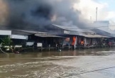 Chồng chém vợ, rồi đốt nhà làm cháy hoàn toàn 56 căn kiốt