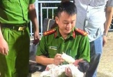 Bé trai sơ sinh để ở cổng chùa với mảnh giấy ghi 'Tội lỗi này cả đời mẹ không thể rửa được'