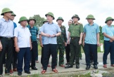 Đồng chí Đại tá Đinh Việt Dũng, Ủy viên Ban Thường vụ Tỉnh ủy, Giám đốc Công an tỉnh tham gia kiểm tra công tác ứng phó bão số 5