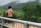 VIDEO: Người đàn ông bất ngờ trèo lan can cầu, lao xuống dòng nước lũ chảy xiết