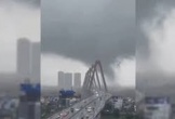 Clip: Vòi rồng bất ngờ xuất hiện ở Hà Nội chiều 26/8