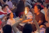 Hàng chục người lạ hát mừng sinh nhật bé gái trong lúc chờ diễu binh