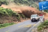 Đất đá sạt lở như bom trên đường lên Sa Pa, ô tô tải may mắn thoát nạn