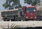 Hãi hùng cảnh xe đầu kéo chở quặng chất cao ngất ngưởng ở Hà Tĩnh