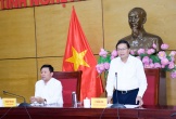Chủ tịch UBND tỉnh Lê Hồng Vinh nghe báo cáo về công tác giải phóng mặt bằng dự án kéo dài đường cất hạ cánh - Cảng hàng không quốc tế Vinh