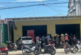 Phá cửa quán bánh canh thì phát hiện 2 vợ chồng tử vong, 2 con nguy kịch