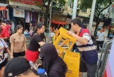 Người dân ngã ngửa vì giá ghế nhựa, chai nước lọc trong ngày sơ duyệt diễu binh, diễu hành