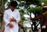 Hai nam thanh niên Indonesia bị phạt roi công khai vì ôm hôn