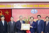 Tổng Bí thư Tô Lâm trao Huy hiệu 45 năm tuổi Đảng tặng ông Phan Đình Trạc
