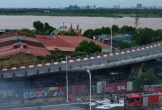 Cháy bãi xe dưới chân cầu Vĩnh Tuy