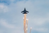 Khoảnh khắc Su-30 thả bẫy nhiệt làm bùng nổ cảm xúc