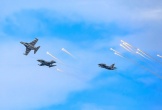 Tiêm kích Su 30-MK2 thả đạn nhiễu, trực thăng kéo cờ trên bầu trời thủ đô