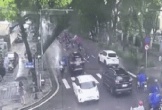 Camera ghi lại khoảnh khắc cây xanh bật gốc, đè trúng ô tô tại ngã tư