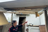 Hứng chịu 2 cơn bão liên tiếp, người phụ nữ òa khóc khi mái nhà tan hoang