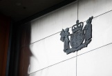 Tìm thấy bé gái 2 tuổi bị giấu trong vali đặt ở khoang hành lý xe buýt ở New Zealand