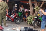 Nam thanh niên tự đâm vào bụng mình, người bán dao nhanh chóng rời hiện trường