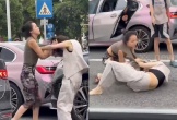 Hai nữ tài xế túm tóc, lao vào đánh nhau dữ dội ngay giữa phố