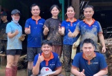 'Team building' của công ty ở Nghệ An: Giúp bà con dọn dẹp sau lũ