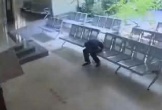 Người đàn ông bất ngờ đổ gục xuống nền, ngừng tim khi đang chờ khám bệnh