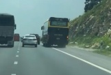 Xe khách chạy vào làn khẩn cấp trên đường cao tốc rồi tạt đầu xe khác để ra ngoài