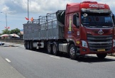 Xe máy va chạm xe đầu kéo trên quốc lộ 1A, 2 người thương vong