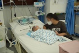 Bé trai 15 tháng tuổi nhập viện gấp do tổn thương phổi nặng vì uống phải tinh dầu đuổi muỗi