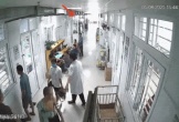 Người đàn ông gục ngã ngay trước cửa phòng khám: Khoảnh khắc khiến tất cả 