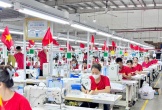 Công nhân Nghệ An “nhuộm đỏ” nhà xưởng bằng cờ Tổ quốc mừng 80 năm ngày Quốc khánh 2/9
