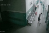 Camera đối tượng để dép ngoài hành lang, đi vào các phòng trong bệnh viện với hành động khả nghi