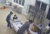 Cứu sống người đàn ông đi bộ vào phòng cấp cứu rồi ngưng tim, ngưng thở