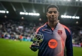 CĐV lao vào sân khi Rashford nhận giải Cầu thủ xuất sắc nhất trận