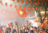 Khách Tây “hòa tan” trong không khí rộn ràng khắp Hà Nội, hát hò tưng bừng giữa “concert quốc gia”