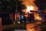 Cháy chợ lúc nửa đêm ở TP.HCM, tiểu thương bất lực nhìn tài sản bị thiêu rụi