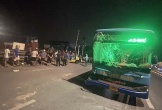 Xe buýt húc văng xe tải đang dừng chờ đèn đỏ vào đường ray tàu hỏa